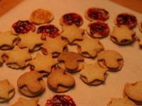 Brush wheels with jam, put the top of the Linzer...