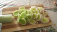 Meanwhile cooking of potatoes prepare the leek....