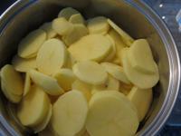 Peel the potatoes and cut into the thin rings....