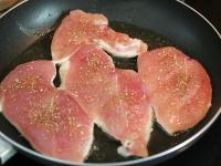 Wash the chicken breasts, dry them with paper...