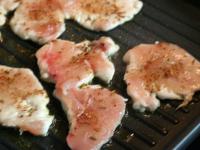 Warm up the oil rapidly in a grill pan. Put the...