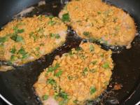 Briefly fry the cutlets in a pan with hot oil...