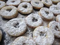 Mix powdered sugar with vanilla sugar and sprinkle...