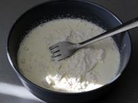 Mix flour and whipping cream well to dissolve...