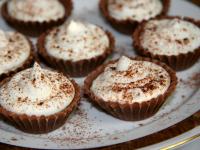 Finally sprinkle the baskets with cocoa powder....