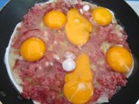 Pour eggs on salami and season with salt. Cook...