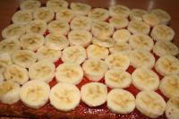 Place circle-sliced bananas uniformly on the jam...