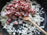 Clean the onion and cut it fine. Cut the bacon...