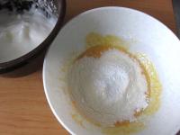 Mix a flour with baking powder into the egg...