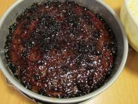 Spread the base with currant jam....