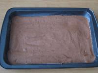 Pour the dough into the baking dish (18x27 cm)...