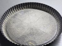 Grease the baking pot and sprinkle with flour....