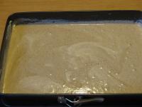 Pour the dough into the baking tin (25 x 30 cm) ...