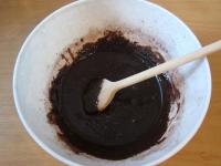 Mix the yolks with sugar and cocoa. Pour in and...