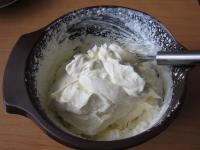 Mix the whipped cream with mascarpone....