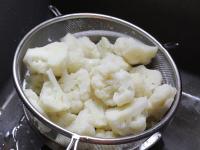 Let the boiled cauliflower drip and cool....