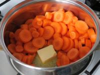 Melt the butter in a pot and add the carrots. Fry....