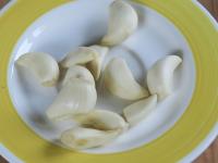 Clean the garlic cloves and cut them into slices....