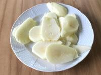 Peel the pears and cut them into slices....