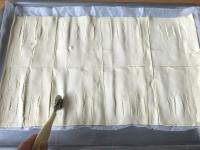 Unroll the puff pastry rolled on paper and place...