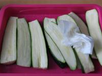 Wipe the zucchini with a kitchen paper napkin....