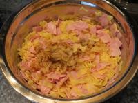 Mix the pasta, ham, onion and a little spice well....