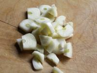 Cut the cleaned garlic into not very thin slices...