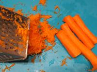 Clean the carrots, wash, grate them roughly ......