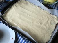 Pour the cream curd filling evenly on the dough....