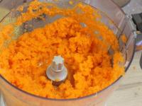 Clean the carrots and mix together with the water...